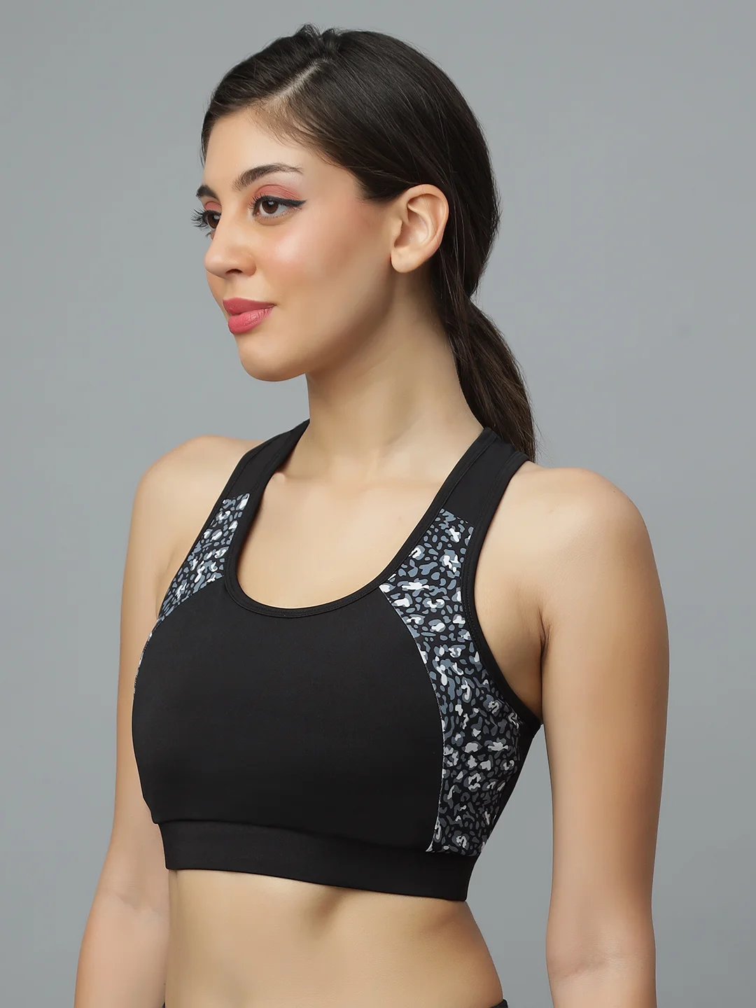 Black Wirefree Seamless Sports Bra | Lightly Padded Full Coverage | Women’s Gym & Fitness Bra image 3