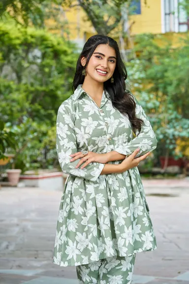 Women’s Pastel Floral Fit & Flare Co‑Ord Set XXL Summer Casual Cotton Blend Two‑Piece Outfit Relaxed Fit Daily Wear Trendy Top & Flared Bottom thumbnail 3