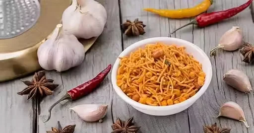 Laxminarayan Fresh Homemade Crispy Lahsun Chivda | Garlic Namkeen Snack | 500g | Tea Time Treat | Low Oil Indian Snack image 1