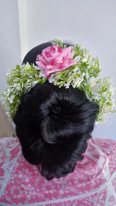 Artificial green gajra with soft pink| Artificial Green Leaf | Gajra with Soft Pink Flowers thumbnail 2