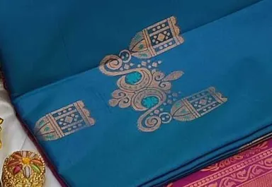 Exquisite Dual-Tone Pattu Silk Saree in Peacock Blue | Deep Fuchsia featuring Traditional Temple Motifs and Rich Zari Pallu thumbnail 1