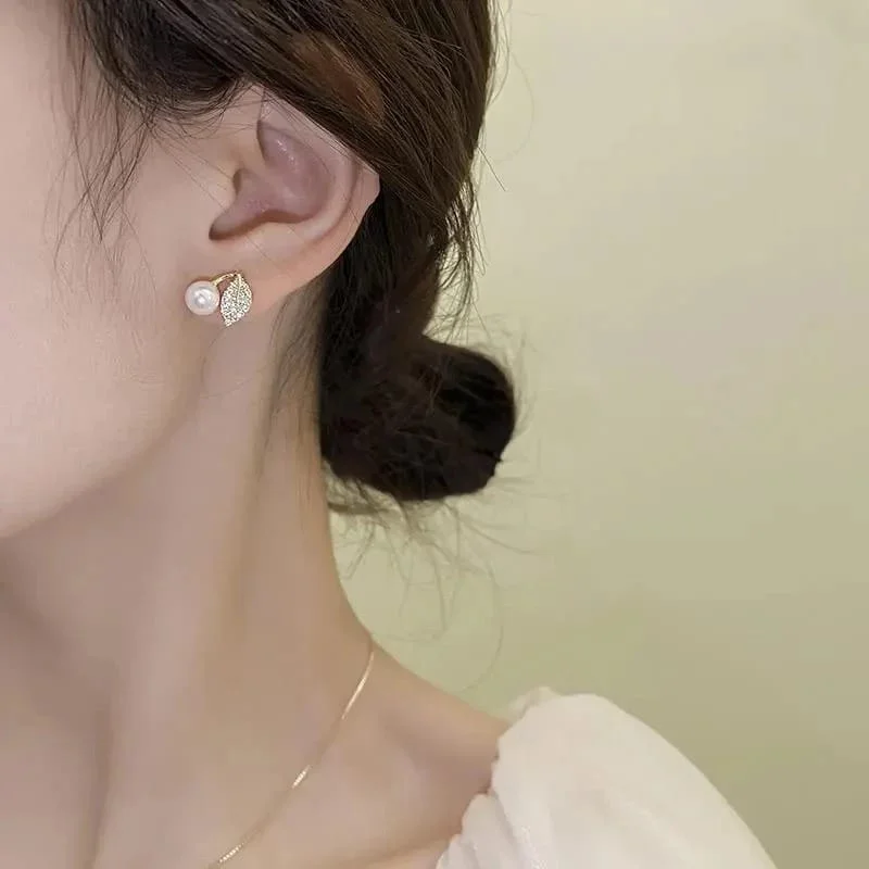 Pearl Gold Stud Earrings for Women Pack of 1 Lightweight Minimal Daily Wear Party Office Jewellery Alloy Gold Plated Elegant Pearl Stud Earring image 3