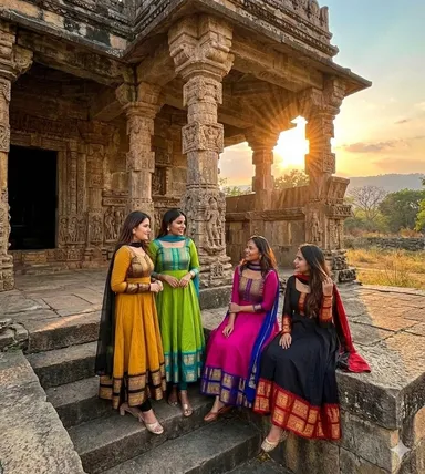 New Super Trendy Marathi Traditional Outfit for Women Ethnic Festive Party Wear Designer Cultural Fashion Dress Collection BLACK M thumbnail 2