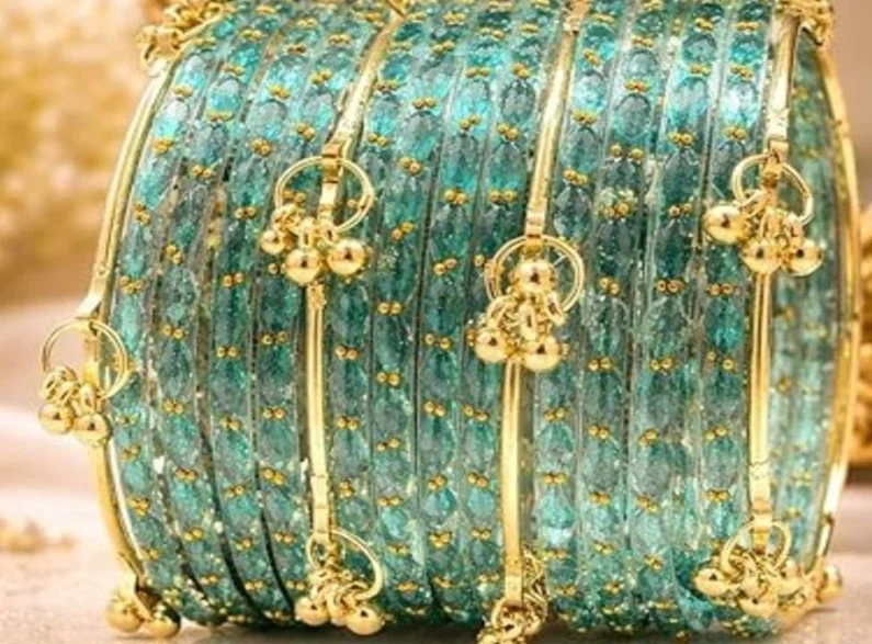 Green Glitter Bridal Chooda Bangles Set for Women with Gold Tone Ghungroo Latkan Design, Punjabi Bridal Chura Wedding Jewellery Set for Bride, Shimmer Finish Ethnic Bangles for Marriage Engagement Festivals Green 2.6 image 2